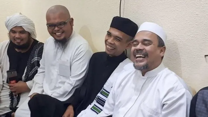 Suasana pertemuan Ustaz Abdul Somad (UAS) dengan Habib Rizieq. UAS disebut oleh Habib Kribo sebagai orang yang beragama tanpa memakai akal. (Foto: ist).