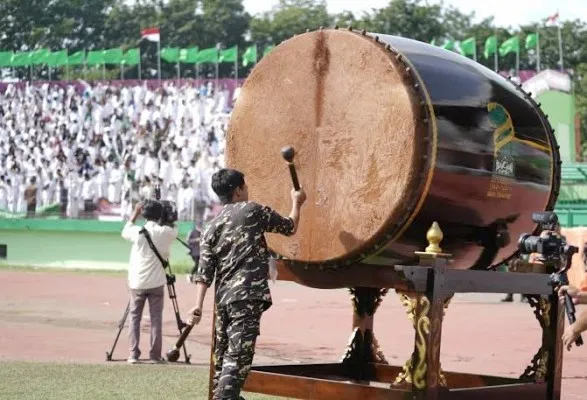 Banser saat menebuh bedug di acara 1 Abad NU di Sidoarjo. Sebanyak 5 bedug di antaranya hilang saat acara. (Foto: NU online)