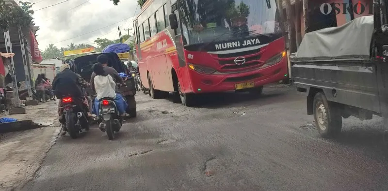 Ruas Jalan Cipacung - Kadubanen di Pandeglang berlubang, hingga ancam keselamatan pengendara. (foto: fatoni)