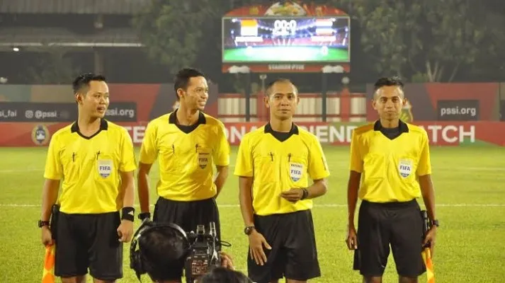 Guru besar olahraga UNY meminta pengurus PSSI yang baru mengatasi mafia sepak bola dan wasit.