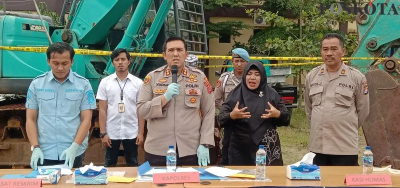 Kapolres Serang AKBP Yudha Satria didampingi Kasatreskrim AKP Dedi Mirza saat ungkap pelaku penambangan Ilegal. (foto: haryono)