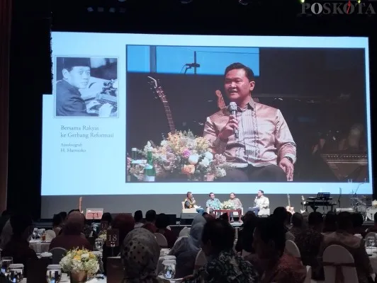 Buku autobiografi Harmoko 'Bersama Rakyat ke Gerbang Reformasi' resmi dirilis di Djakarta Theathre, Jakarta, Sabtu (25/2/2023). Foto: Poskota/Rendra Saputra.