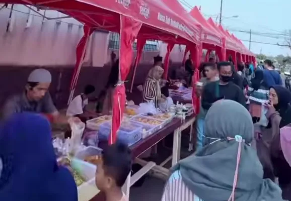 Pasar Takjil di kawasan Gedung Juang Pandeglang diserbu warga. Foto: Ist.