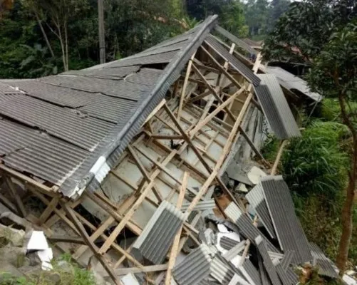 umah Bahir warga Lebak Gedong Lebak ambruk akibat tanah longsor. (Foto: Ist).