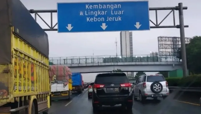 Kemacetan panjang terjadi akibat kecelakaan truk box di Tol Jakarta - Tangerang. (Ist)