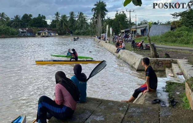 Foto: Warga menikmat wisata ngabuburit dan dayung perahu di Situ Cilembun, Lebak, Banten. (Poskota/Samsul Fatoni)