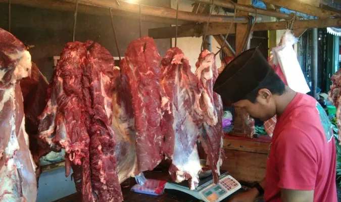 Foto: Salah seorang pedagang daging sapi dan kerbau di pasar tradisional di Rangkasbitung, Lebak, Banten. (Ist.)