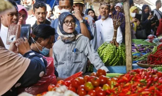 Bupati Lebak dan jajarannya saat memantau perkembangan harga sembako. (Ist)