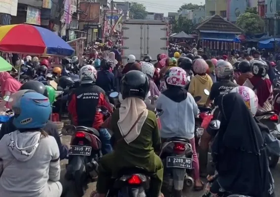 ana arus lalulintas di pasar Rangkasbitung Lebak padat merayap. (Foto: Ist).