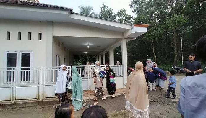 Foto: Warga Kampung Cimanggu, Desa Rangkasbitung Timur, Kecamatan Rangkasbitung, Kabupaten Lebak, Banten melaksanakan salat Idul Fitri atau Salat Ied 1444 Hijriah di Masjid Jami Ashobirin, Jumat (21/4/2023). (Ist.)