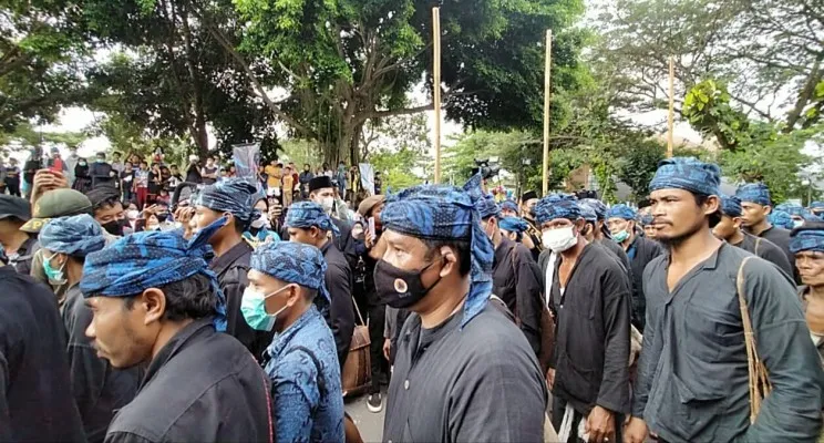 Foto: Ribuan suku baduy mulai berjalan kaki menuju pendopo Bupati Lebak. (Foto: Ist).