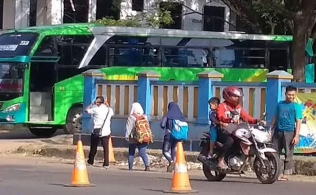 Sejumlah pemudik saat hendak naik bus AKAP di Terminal Labuan, Pandeglang. (Foto: Ist).