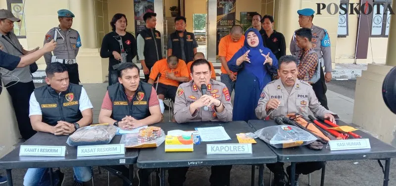 Foto: Polres Serang melakukan jumpa pers kasus pencurian kawanan pembobol gudang distributor rokok di Serang, Banten. Salah satu tersangka ambruk dibedil polisi. (Poskota/Rahmat Haryono.)