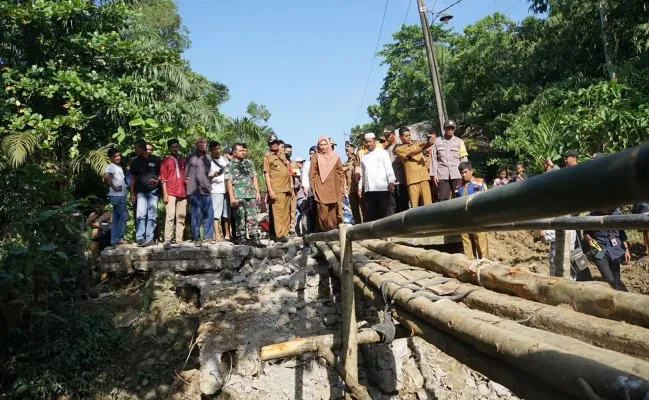 Bupati Pandeglang saat meninjau jembatan Cisangku yang ambruk. (Ist)