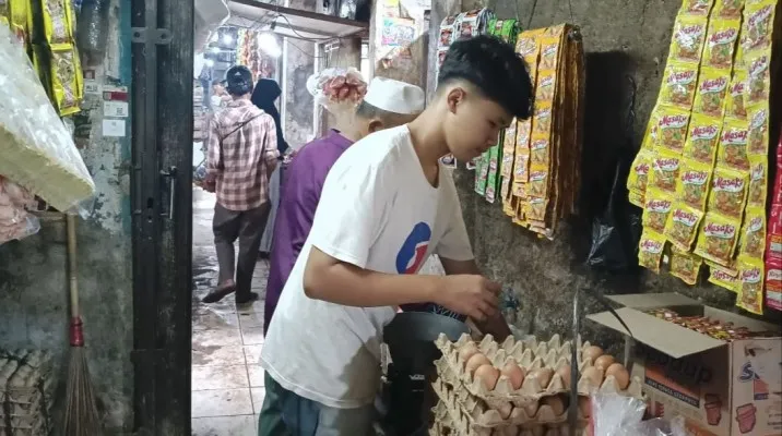 Sejumlah pedagang telur ayam di Pasar Rangkasbitung, Lebak saat menjajakan barang jualannya. (Foto: Ist).