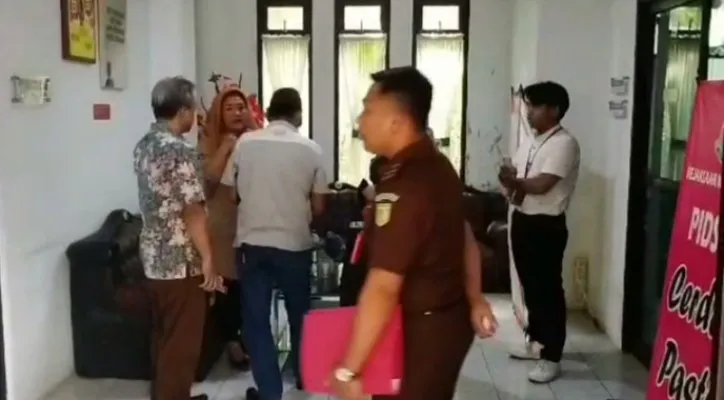 Foto: Kades Katulisan, Serang dibui oleh petugas Kejari Serang terkait kasus dugaan korupsi Dana Desa. (Ist.)