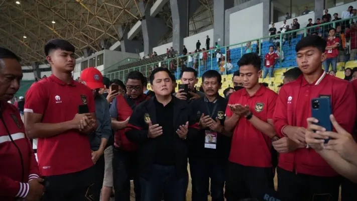 Keberhasilan Erick Thohir pimpin BUMN dan PSSI disebut bukti revolusi mental. (Kolase/Ist)