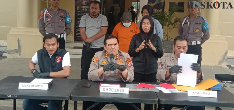 Foto:  Kapolres Serang AKBP Yudha Satria didampingi Kasatreskim AKP Dedi Mirza dan Kasihumas Iptu Dedi Jumhaedi saat konferensi pers kasus dugaan TPPO. (Poskota/Rahmat Haryono)