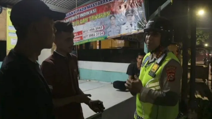 Kapolresta Serang Kota Kombes Sofwan Hermanto saat menemui warga yang tengah menjalankan ronda malam. (ist)