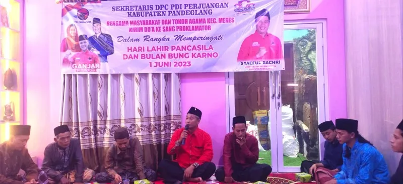 Sekretaris DPC PDIP Pandeglang saat sambutan dalam acara peringatan Bulan Bung Karno. (Samsul)