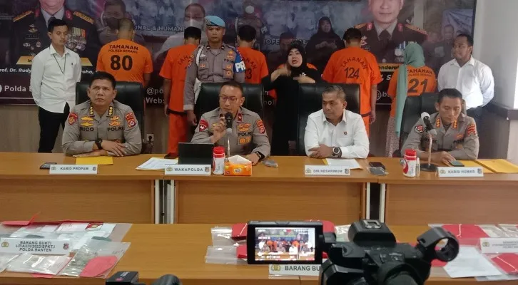 Wakapolda Brigjen Pol M Sabilul Alif didampingi Dirreskrimum AKBP Yudis Wibisana, Kabid Propam Kombes Rico Junaldy dan Kabidhumas Kombes Didik Heriyanto saat ekspose kasus TPPO. (haryono)