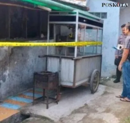 Petugas memasang garis polisi di rumah kontrakan tempat ditemukannya pedagang nasgor tewas. (dadan)