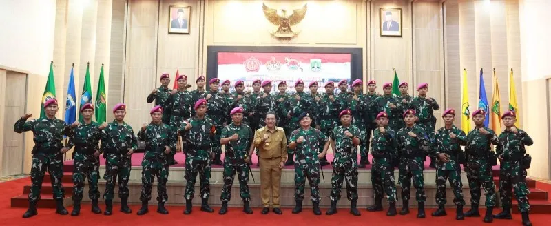 PJ Gubernur Banten Al Muktabar saat melepas 33 personel anggota regu Aju dari Batalyon Infanteri 1 Marinir yang akan melaksanakan Misi Pengamanan Puter. (ist)