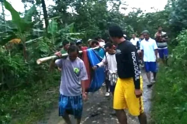 Foto: Sejumlah warga di Desa Parakan Besi Lebak, Banten, saat menandu pasien ibu hamil. (Ist.l