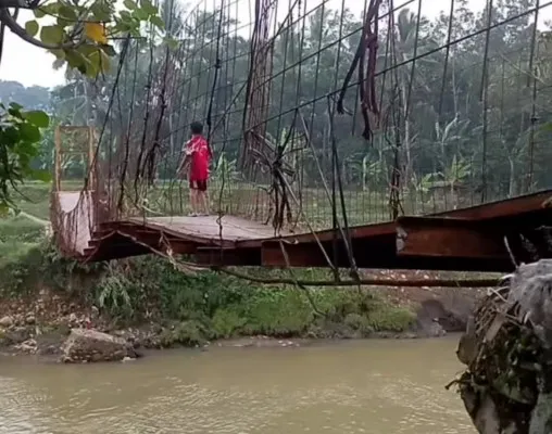 Foto: Warga Mengeluh Jembatan Gantung di Leuwidamar, Lebak, Banten, Memprihatinkan. (Ist.)