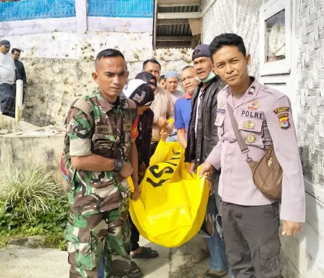 Petugas saat evakuasi korban pembunuhan di Lebak. (Ist)