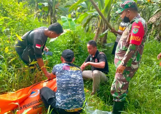 Petugas gabungan mengevakuasi jenazah korban terkaman buaya di Sungai Pandeglang. (Ist)