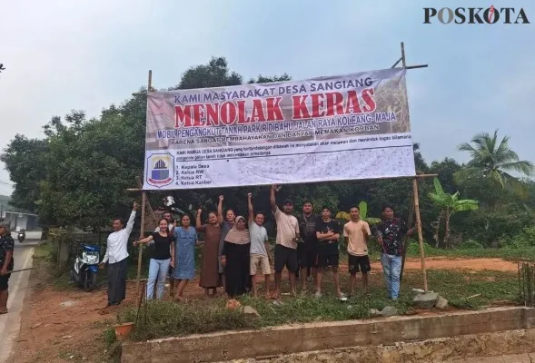 Warga Maja Lebak menolak kendaraan berat parkir di bahu jalan karena sebabkan kecelakaan. (Samsul)