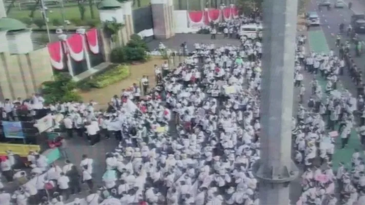 Situasi demo nakes honorer di depan gedung DPR pada Senin (7/8/2023). (Instagram/@tmcpoldametro)