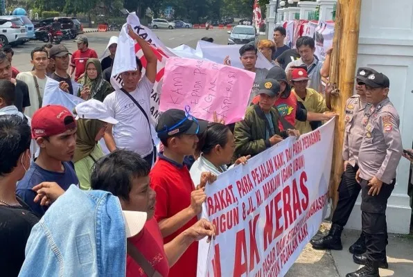 Ratusan PKL pasar Rangkasbitung saat melakukan aksi demo di depan gedung DPRD Lebak. (Ist).