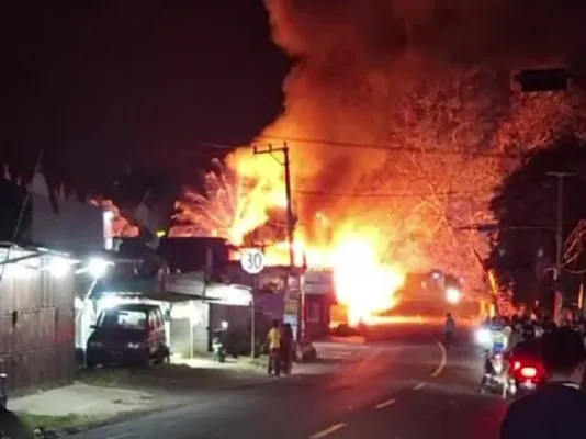 Api membakar bengkel motor dan pom mini milik warga di Lebak, Banten pada Minggu malam. (Ist)