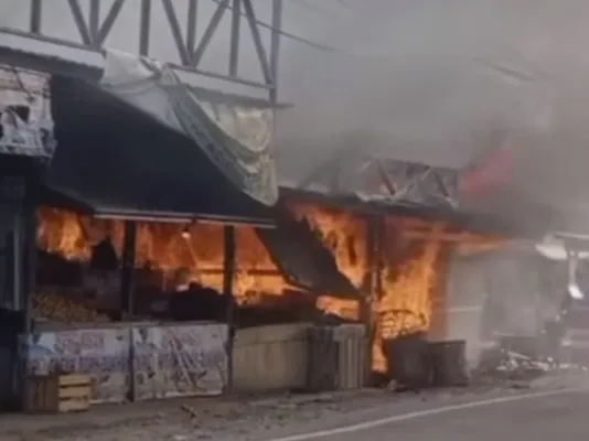 Kebakaran menghanguskan sejumlah kios di Pasar Simpang Malimping, Lebak, Banten. (Ist)