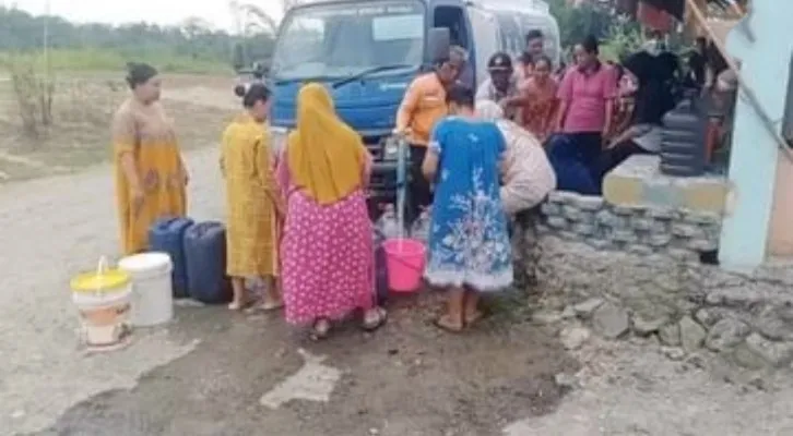 Sejumlah warga Lebak saat menerima bantuan air bersih. (ist)