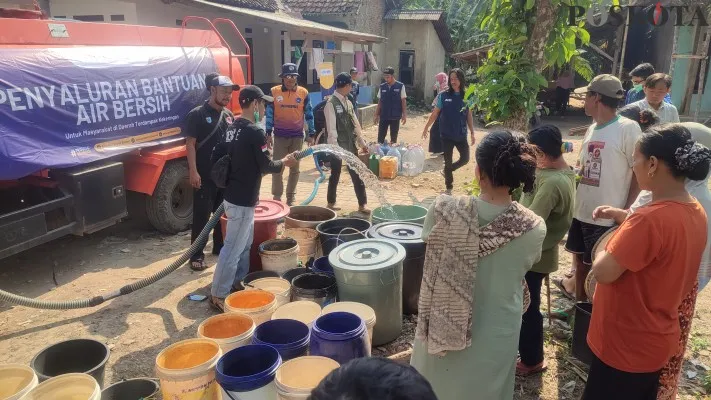 Salah seorang tim AHR saat mencurahkan bantuan air bersih kepada tempat penampungan air warga. (Samsul).