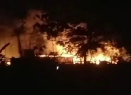 Kebakaran besar menghanguskan pabrik triplek di Rangkasbitung, Minggu malam. (Ist)