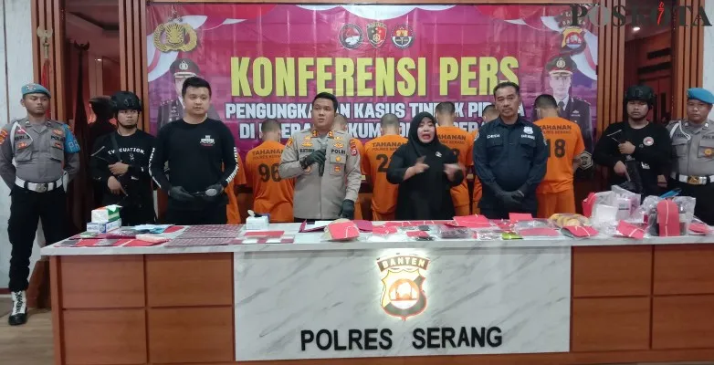 Foto : Kapolres Serang AKBP Wiwin Setiawan didampingi Kasatresnarkoba AKP Michael K Tandayu dan Kasihumas Iptu Dedi Jumhaedi saat konferensi pers pabrik tembako gorila. (Poskota/Rahmat Haryono)