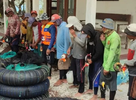 Belasan nelayan asal Lebak saat tertangkap tim Patroli BTNUK Pandeglang. (Foto: Ist).