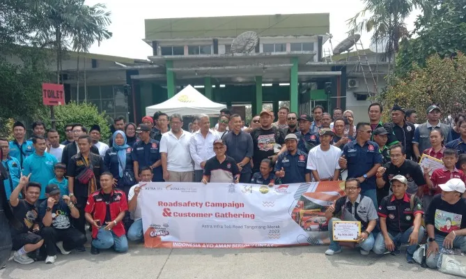 Suasana kampanye keselamatan Astra Tol Tangerang-Merak dengan komunitas pengemudi di rest area KM 68 Kota Serang. (haryono)