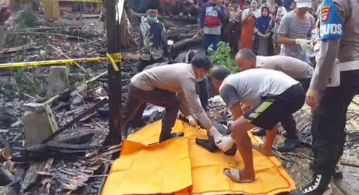 Polisi saat mengevakuasi korban kebakaran di Saketi Pandeglang. (Ist)