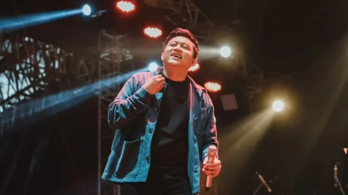 Lirik lagu Deumes Denny Caknan feat Wawes dan terjemahan. (Foto: Instagram/@denny_caknan)