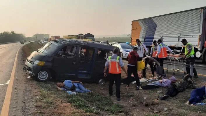 Teks foto: Evakuasi korban kecelakaan lalulintas angkot di Tol Tangerang-Merak yang diakibatkan pecah ban. (ist)