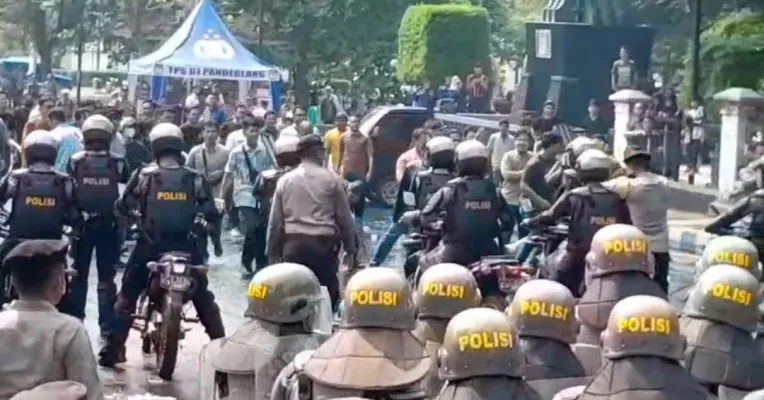 Kegiatan simulasi Sispamkota yang digelar Polres Pandeglang. (Samsul)