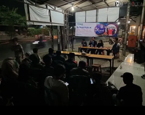 Diskusi publik muda mudi di Cikarang tentang sepakbola tanah air. (Ihsan).