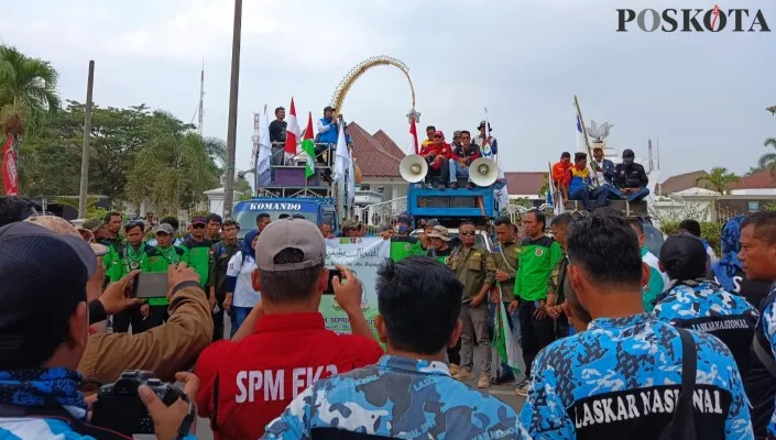 Demo buruh di depan pendopo Bupati Serang menuntut kenaikan UMK. (haryono)