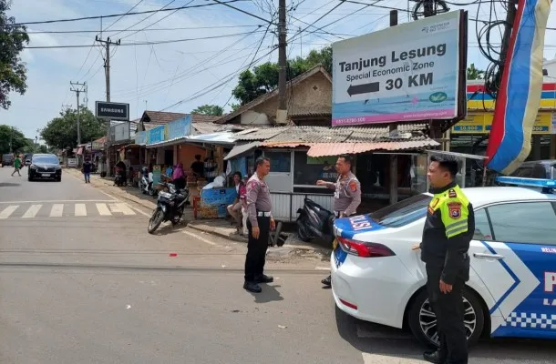 Kasatlantas Polres Pandeglang dan jajarannya saat cek jalur menuju kawasan wisata. (Ist)