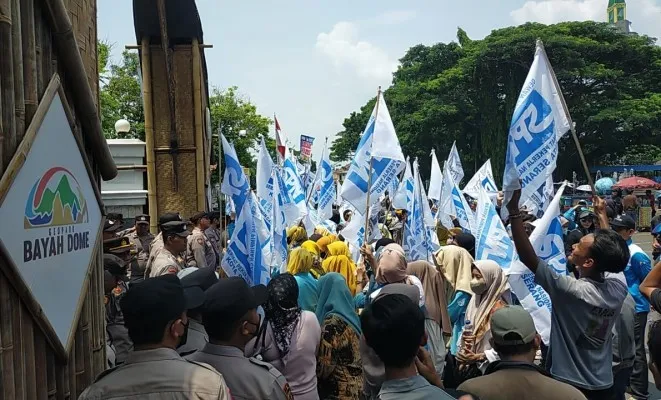 Massa buruh kepung Kantor Bupati Lebak minta kenaikan UMK tahun 2024. (Ist)